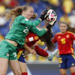 Jone Amezaga (d) de España disputan el balón con Zoe Noelle Angelika Henning portera de Canadá en un partido de los octavos de final de la Copa Mundial Femenina sub-20. EFE/ Ernesto Guzmán