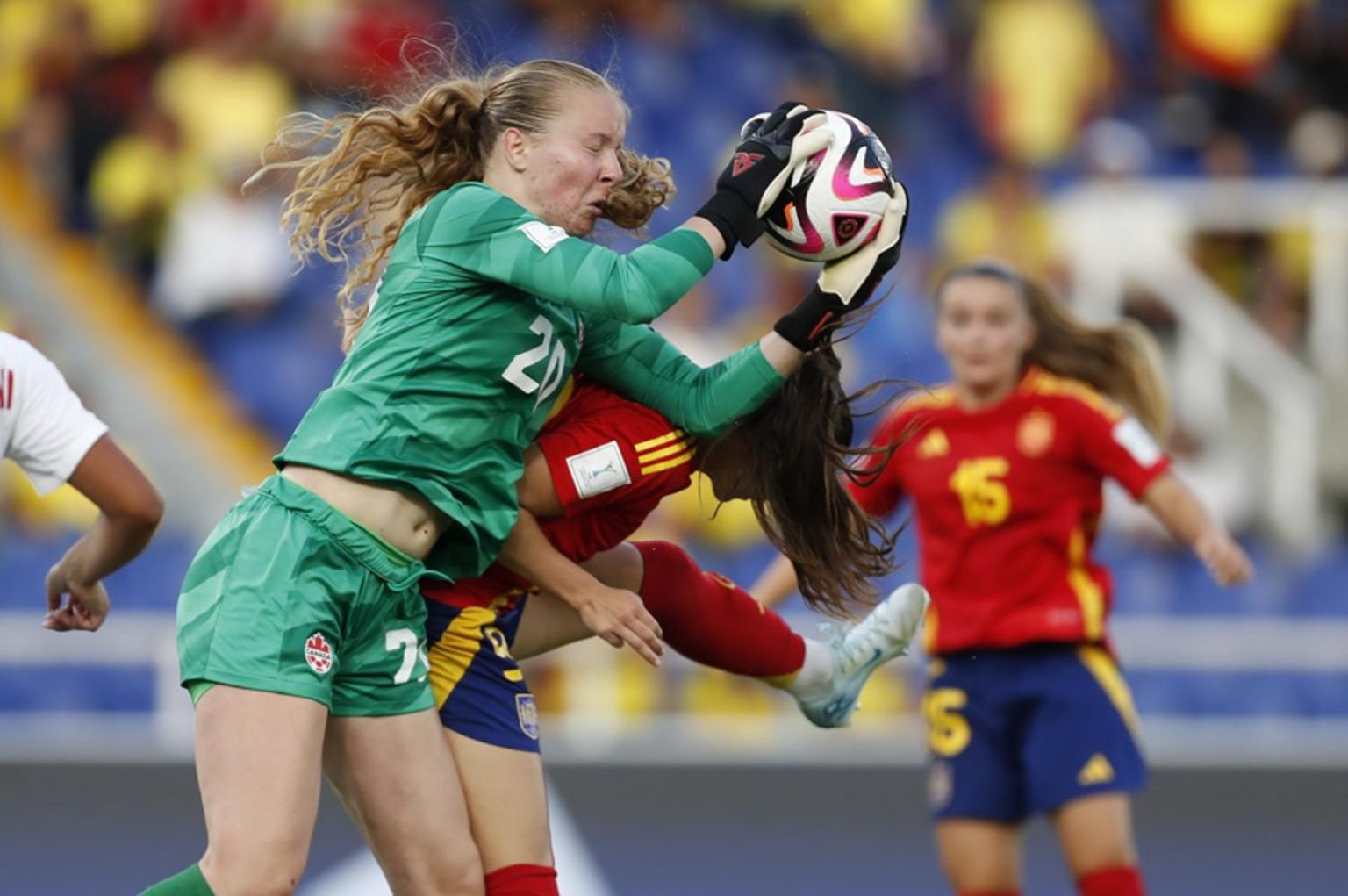 Jone Amezaga (d) de España disputan el balón con Zoe Noelle Angelika Henning portera de Canadá en un partido de los octavos de final de la Copa Mundial Femenina sub-20. EFE/ Ernesto Guzmán