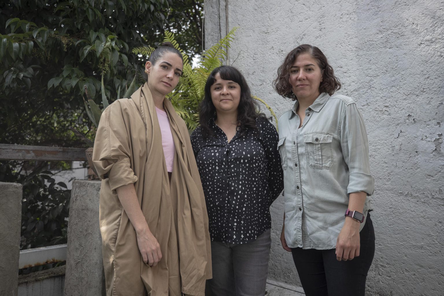 La productora del documental 'El portal', Laura Woldenberg (i) y las directoras Fernanda Valadez (c) y Diana Arcega (d), posan durante una entrevista con EFE el 4 de septiembre de 2024, en la Ciudad de México (México). EFE/Isaac Esquivel