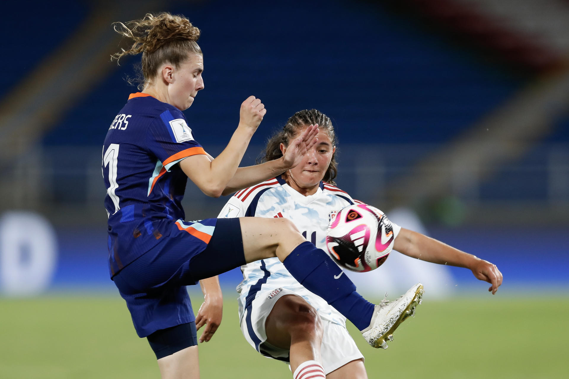 Ashley Pamela Elizondo (d) de Costa Rica disputa un balón con Iris Remmers de Países Bajos este lunes, en un partido del grupo F de la Copa Mundial Femenina sub-20. EFE/ Ernesto Guzmán Jr.
