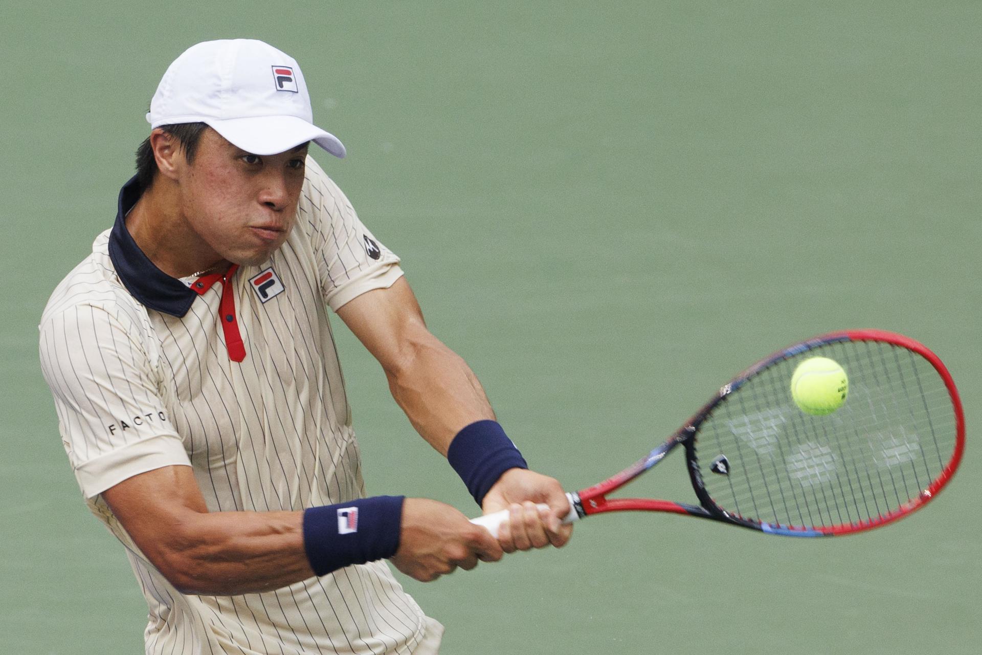 El estadounidense Brandon Nakashima tuvo en aprietos al alemán Alexander Zverev, pero fracasó este domingo en su intención de avanzar a los cuartos de final del Abierto de Estados Unidos. EFE/EPA/CJ GUNTHER
