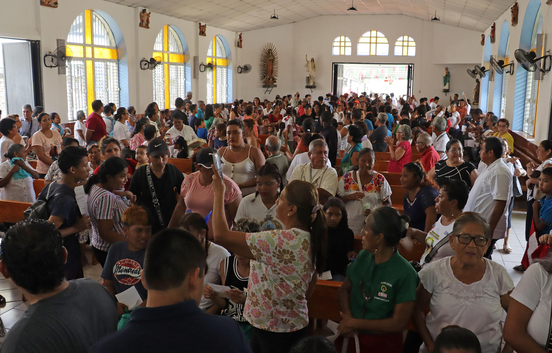 Creyentes participan en una ceremonia religiosa este domingo, en la ciudad de Tapachula, en el estado de Chiapas (México). EFE/Juan Manuel Blanco
