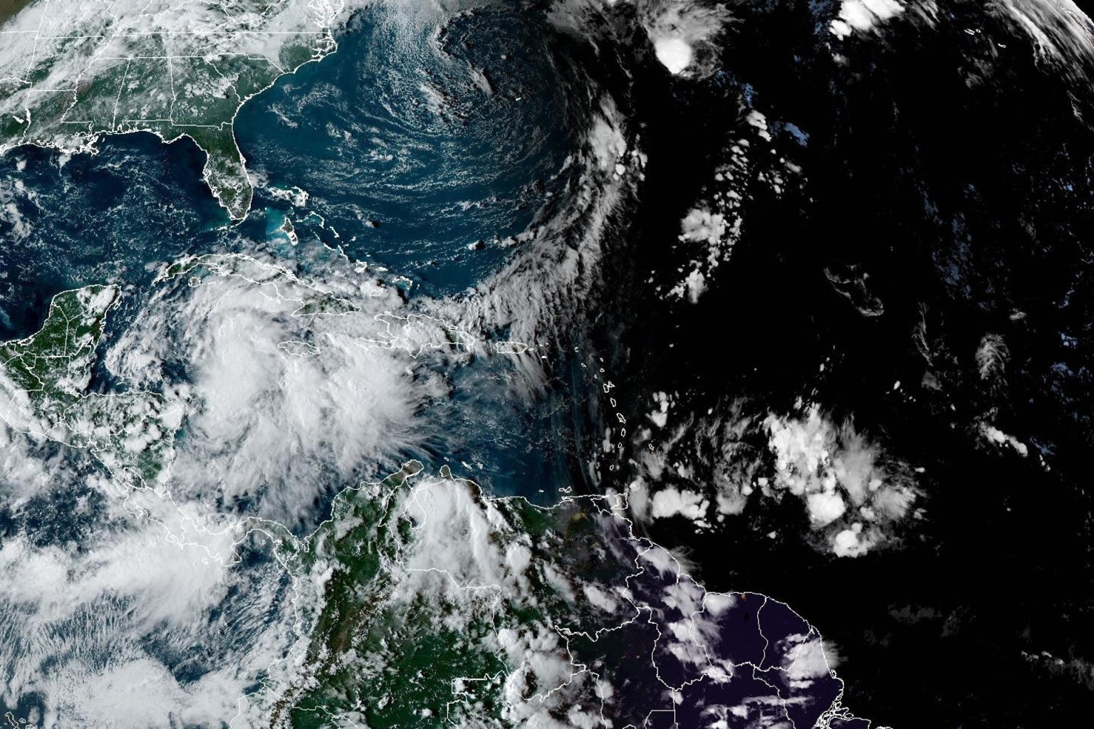 Fotografía satelital cedida este lunes por la Oficina Nacional de Administración Oceánica y Atmosférica (NOAA) a través del Centro Nacional de Huracanes (NHC) estadounidense donde se muestra la localización del ciclón tropical nueve en el Caribe. EFE/NOAA-NHC /SOLO USO EDITORIAL/SOLO DISPONIBLE PARA ILUSTRAR LA NOTICIA QUE ACOMPAÑA (CRÉDITO OBLIGATORIO)