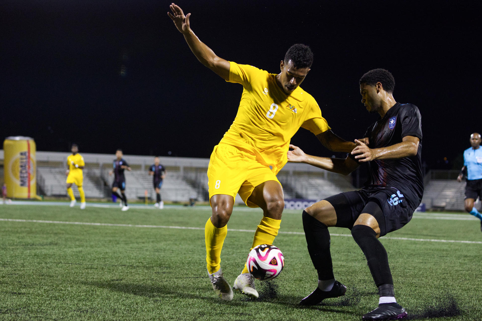 Enrique Nieves (d) de Puerto Rico disputa un balón con Walter Bennett (i) de Aruba, durante un partido de la Liga de Naciones de la Concacaf entre Puerto Rico y Aruba. EFE/ Thais Llorca
