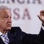 El presidente de México Andrés Manuel López Obrador, habla durante su rueda de prensa matutina este lunes, en Palacio Nacional en Ciudad de México (México).EFE/ Sáshenka Gutiérrez