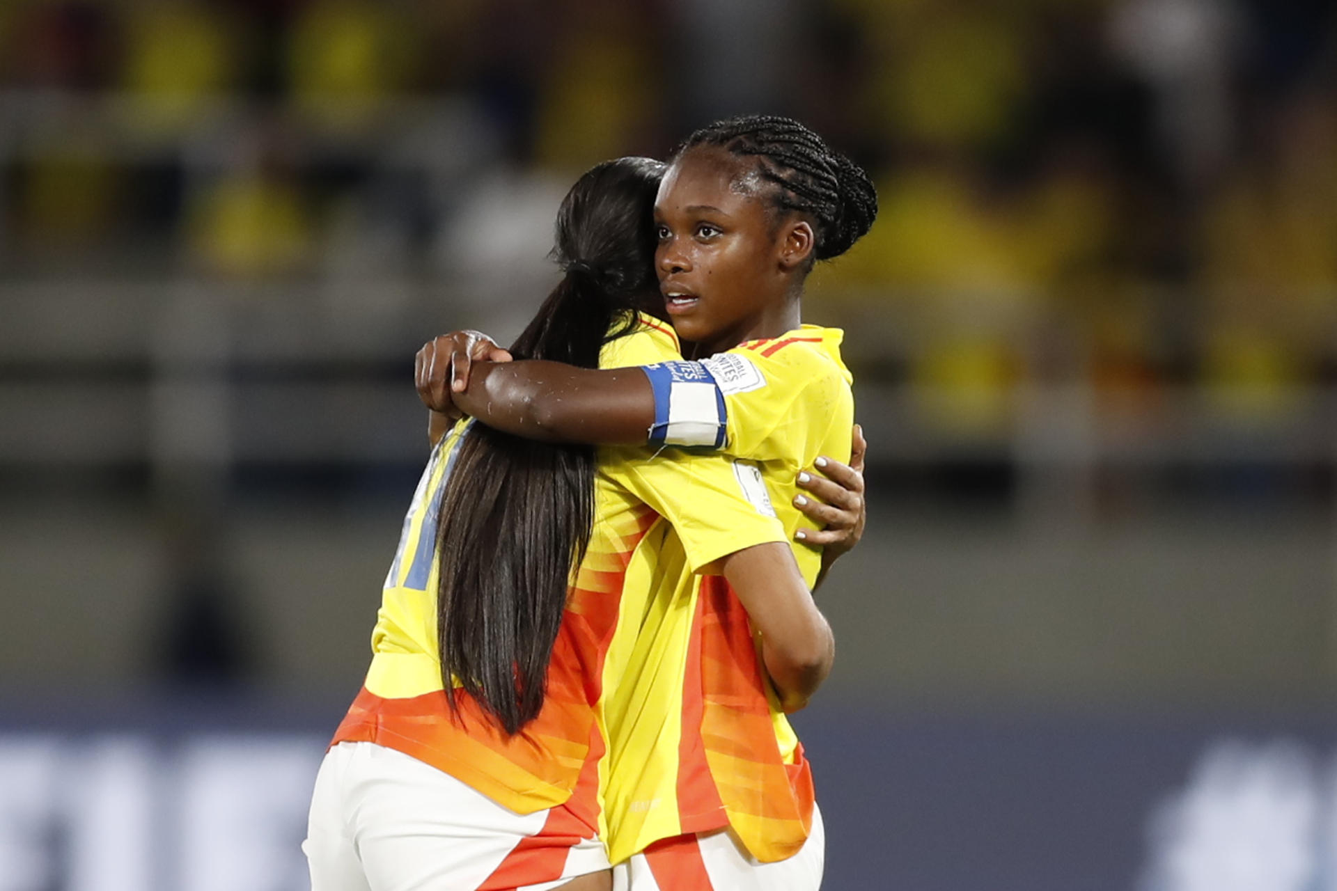 Linda Caicedo (d), delantera y capitana de Colombia, fue registrada este miércoles, 11 de septiembre, al celebrar con una compañera de selección el triunfo sobre Corea del Sur, al final de un partido de los octavos de final del Mundial FIFA femenino sub-20, en el estadio Pascual Guerrero de Cali (Colombia). EFE/Ernesto Guzmán Jr.
