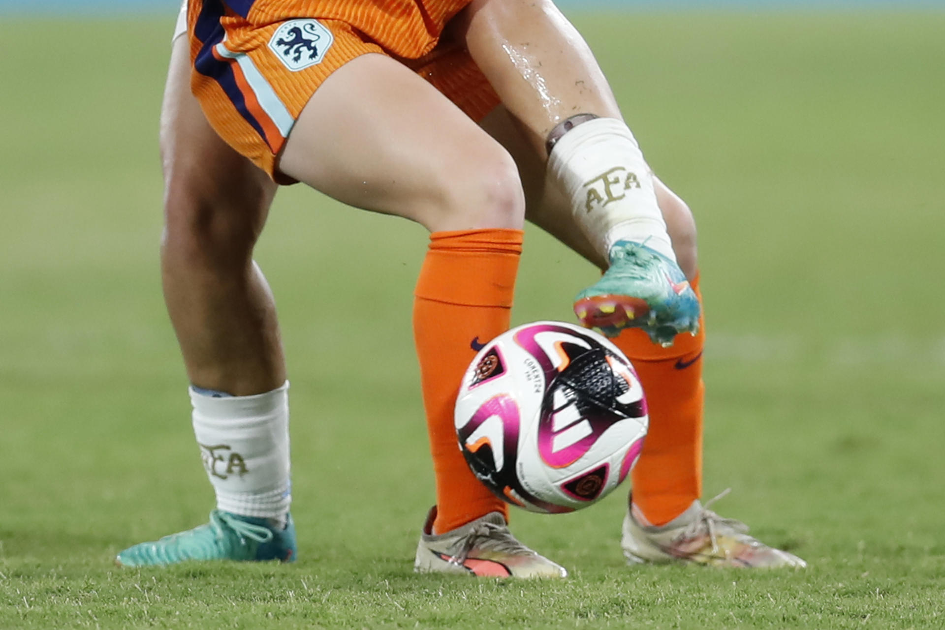 Djoeke de Ridder (frente) de Países Bajos disputa el balón con Milagros Martín de Argentina en un partido del grupo F de la Copa Mundial Femenina sub-20. EFE/ Ernesto Guzmán Jr.
