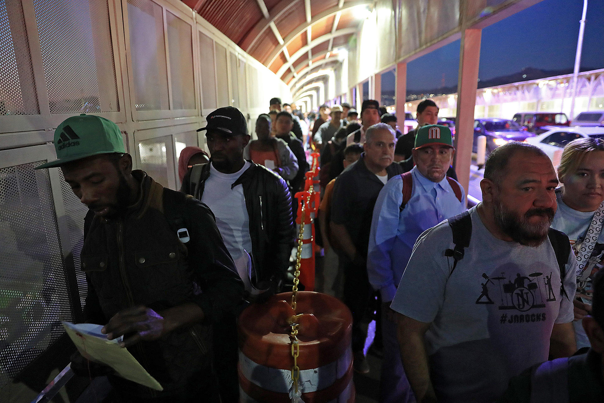 Fotografía del 13 de septiembre de 2024 de migrantes haciendo fila en el Puente Internacional Paso del Norte, en Ciudad Juárez (México). EFE/ Luis Torres.
