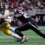 El 'quarterback' de los Steelers, Justin Fields (i), en acción ante Richie Grant, de los Falcons, durante el juego en Atlanta. EFE/EPA/ERIK S. LESSER