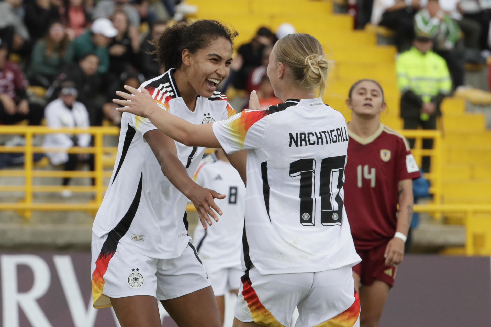 Cora Zicai (i), de Alemania, fue registrada este domingo, 1 de septiembre, al celebrar con su compañera Sophie Nachtigall un gol que le anotó a Venezuela, durante el primer partido del grupo D del Mundial FIFA femenino sub-20, en el estadio de Techo de Bogotá (Colombia). EFE/Carlos Ortega
