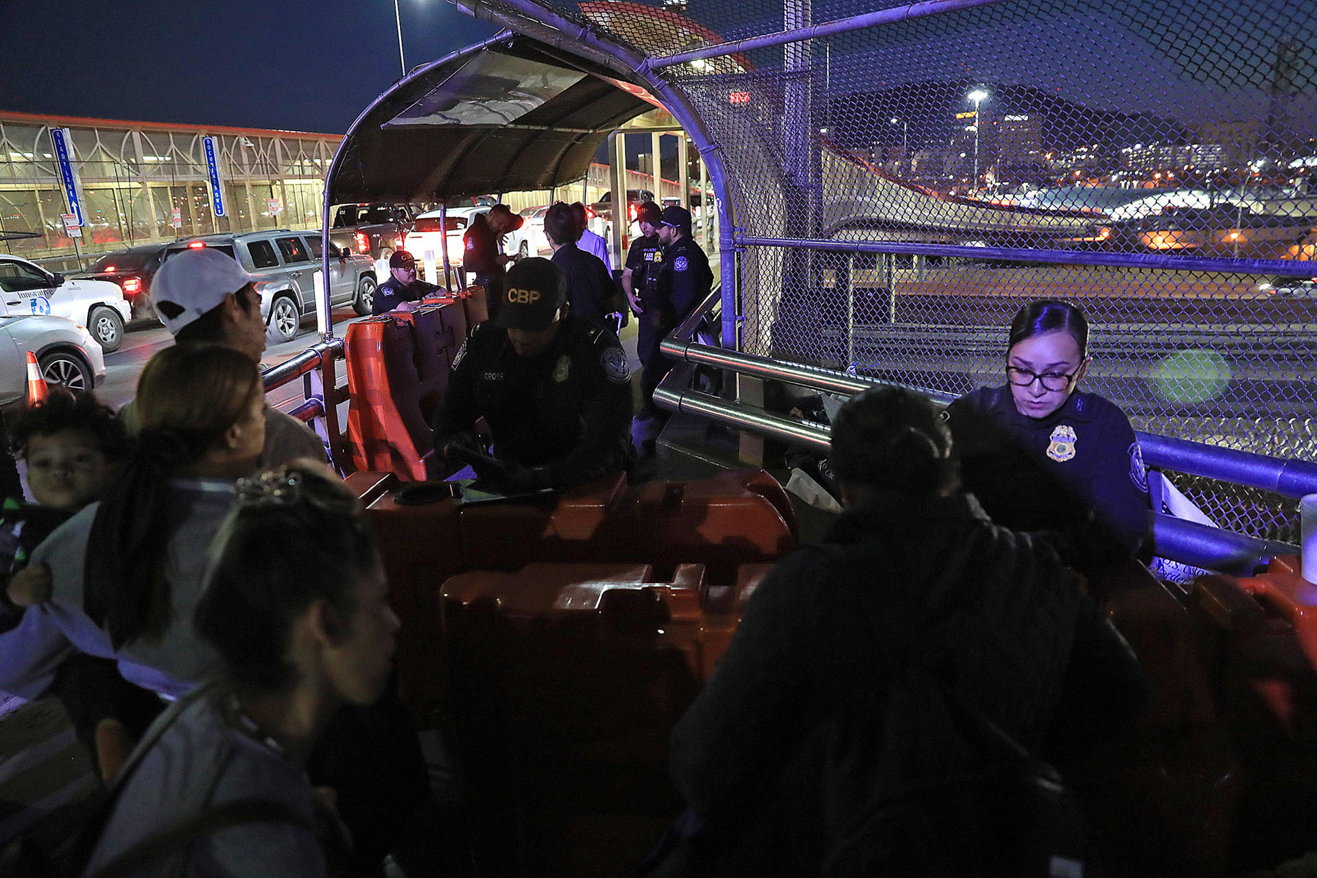 Fotografía del 13 de septiembre de 2024 de migrantes haciendo fila en el Puente Internacional Paso del Norte, en Ciudad Juárez (México). EFE/ Luis Torres.
