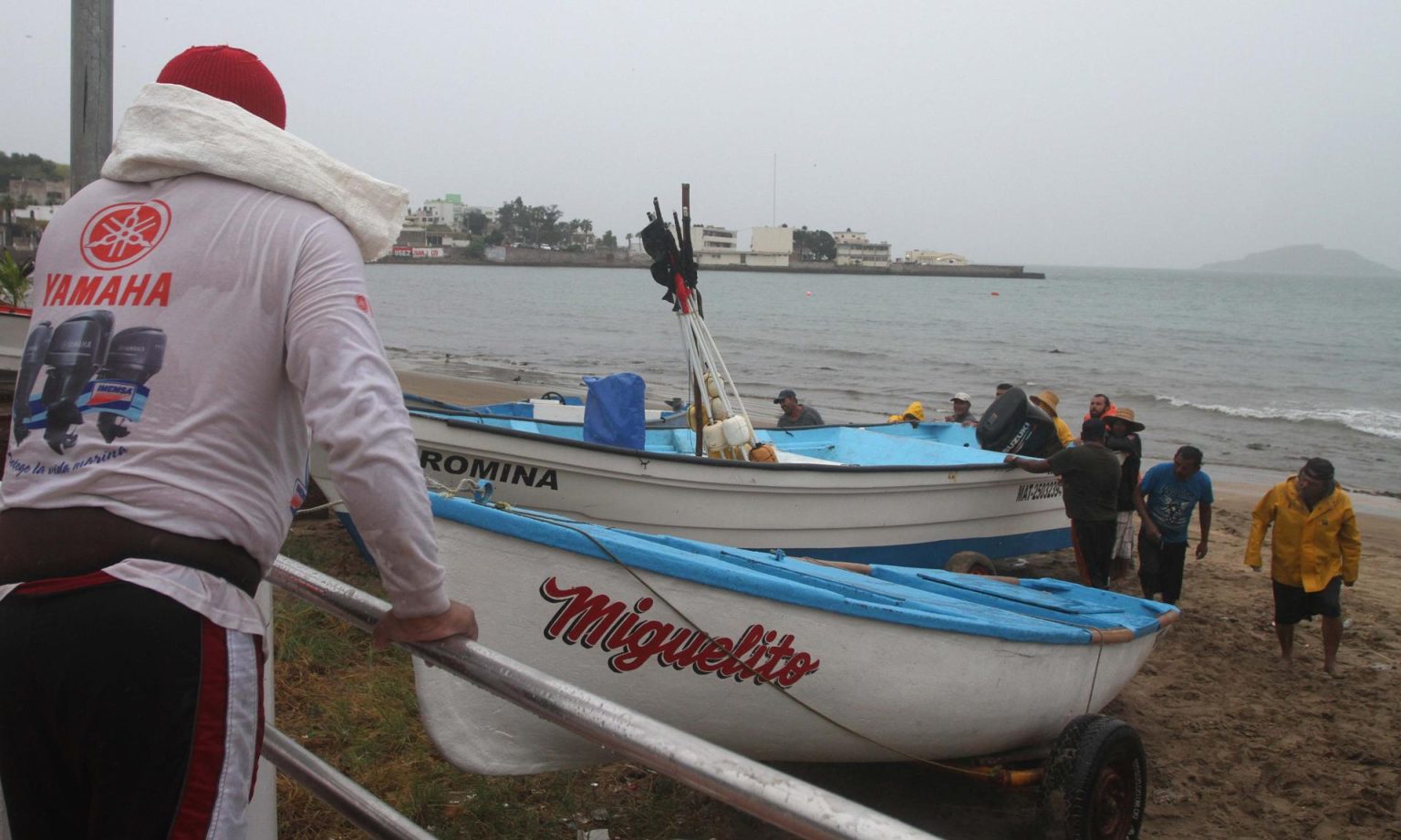 Imagen de archivo en donde se observan varios pescadores en el puerto de Mazatlán. EFE/STR