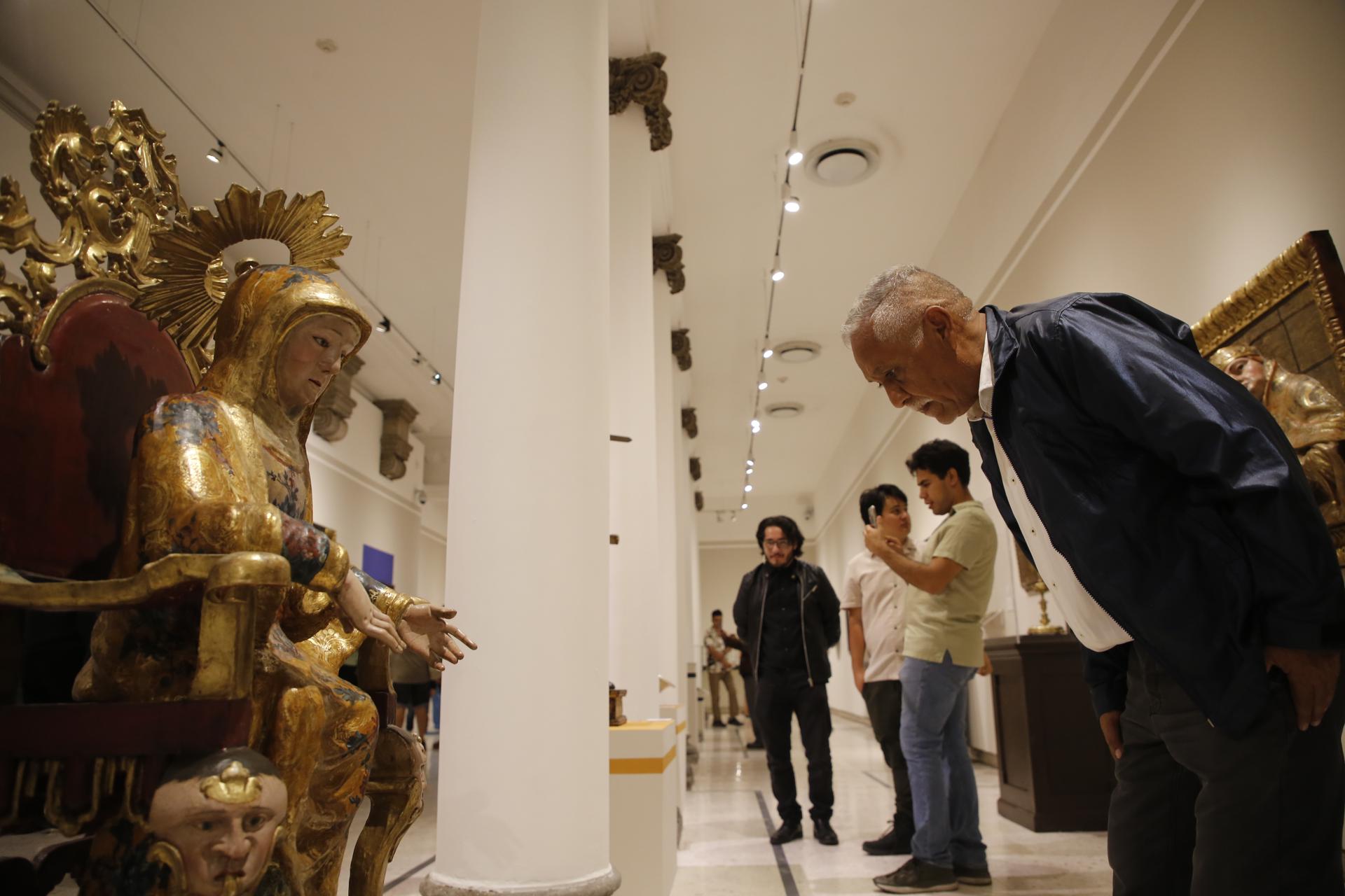 Visitantes observan obras de la muestra 'Los Secretos del Color' el 6 de septiembre de 2024, exhibida en el Museo de las Artes (MUSA), en la ciudad de Guadalajara, en Jalisco (México). EFE/Francisco Guasco
