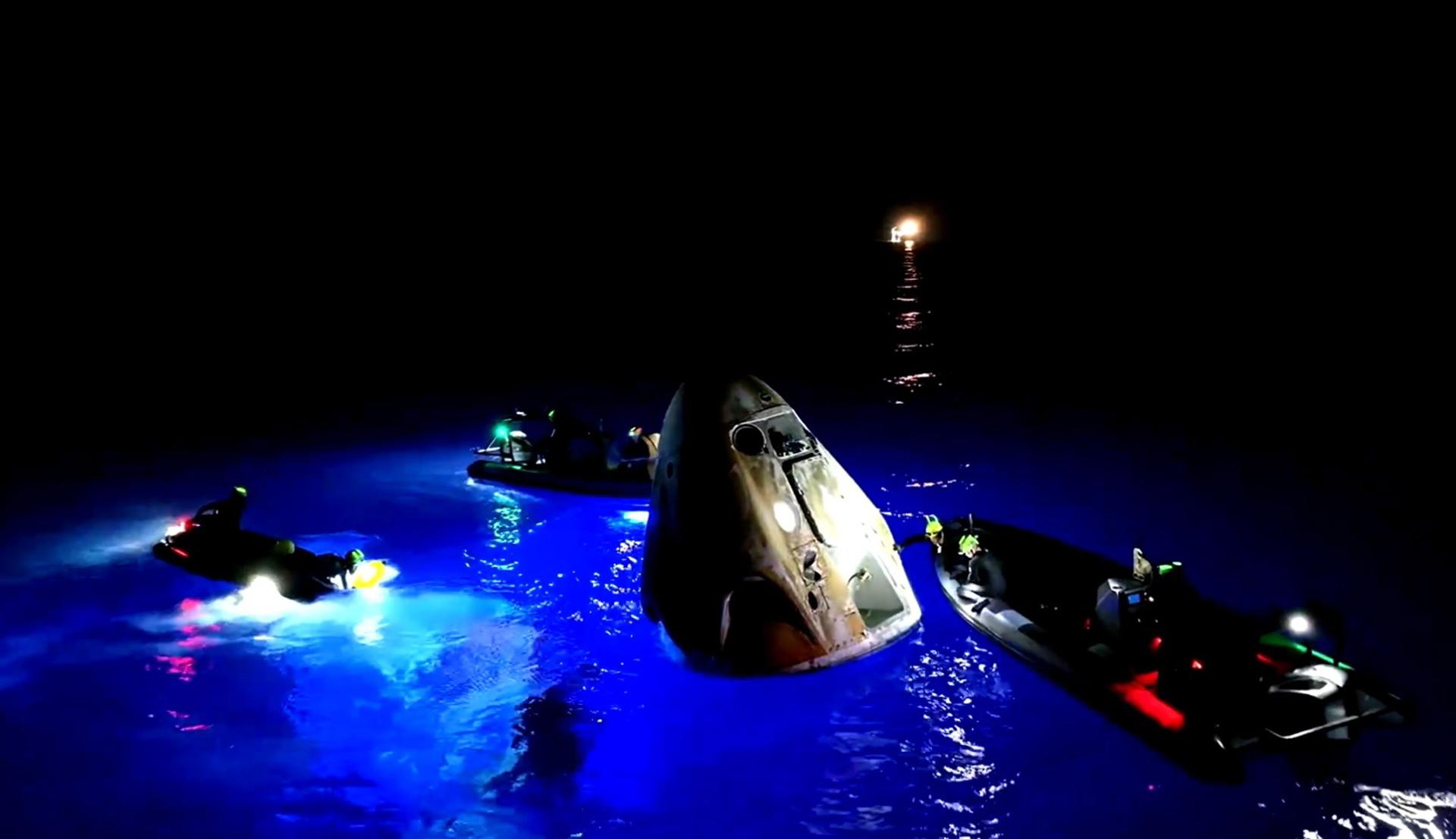 Captura de un video distribuido por SpaceX que muestra la cápsula espacial aterrizando en el Golfo de México cerca de Dry Tortugas en Florida al regresar a la Tierra con una tripulación de cuatro personas, EE. UU., el 15 de septiembre de 2024. EFE/EPA/SPACE X HANDOUT -- MANDATORY CREDIT: SPACEX --HANDOUT EDITORIAL USE ONLY/NO SALES
