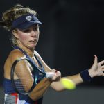 La tenista polaca Magdalena Frech en acción durante un partido del torneo Guadalajara Open WTA 500, en el Centro Panamericano de Tenis, en Guadalajara, Jalisco (México). EFE/Francisco Guasco