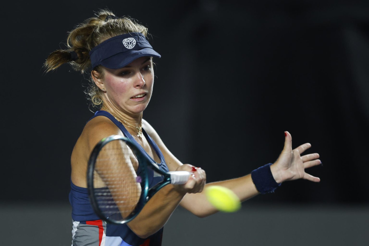 La tenista polaca Magdalena Frech en acción durante un partido del torneo Guadalajara Open WTA 500, en el Centro Panamericano de Tenis, en Guadalajara, Jalisco (México). EFE/Francisco Guasco