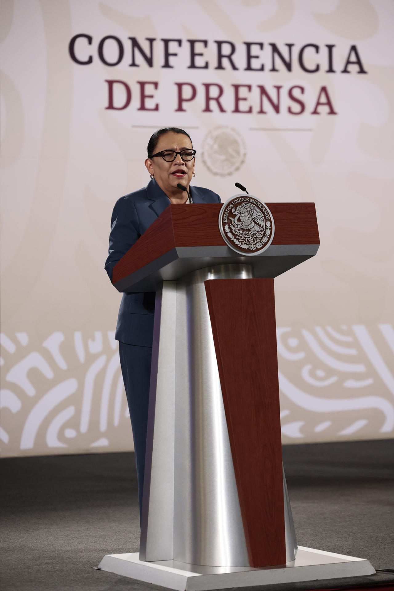 La secretaria de Seguridad y Protección Ciudadana, Rosa Icela Rodríguez, participa durante la conferencia de prensa matutina del presidente de México, Andrés Manuel López Obrador, este martes en Palacio Nacional de la Ciudad de México (México). EFE/José Méndez
