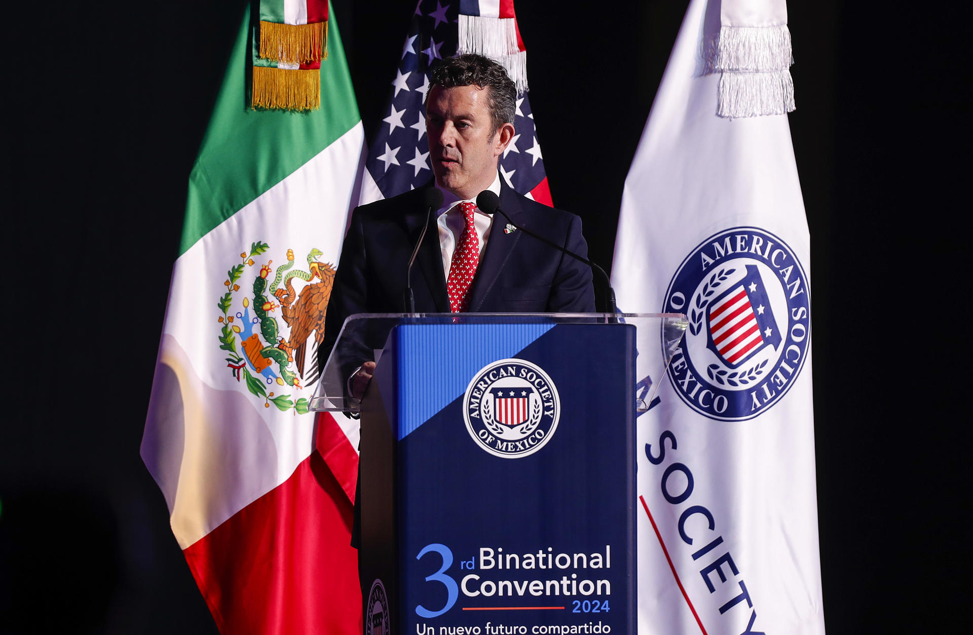 El presidente de la American Society of México (Amsoc), Larry Rubin, habla durante la inauguración de la Tercera Convención Binacional 2024, este martes en la Ciudad de México (México). EFE/Isaac Esquivel
