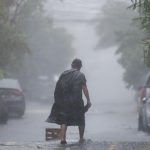 Una persona camina bajo la lluvia, en Monterrey, Nuevo León (México). Imagen de archivo. EFE/ Miguel Sierra