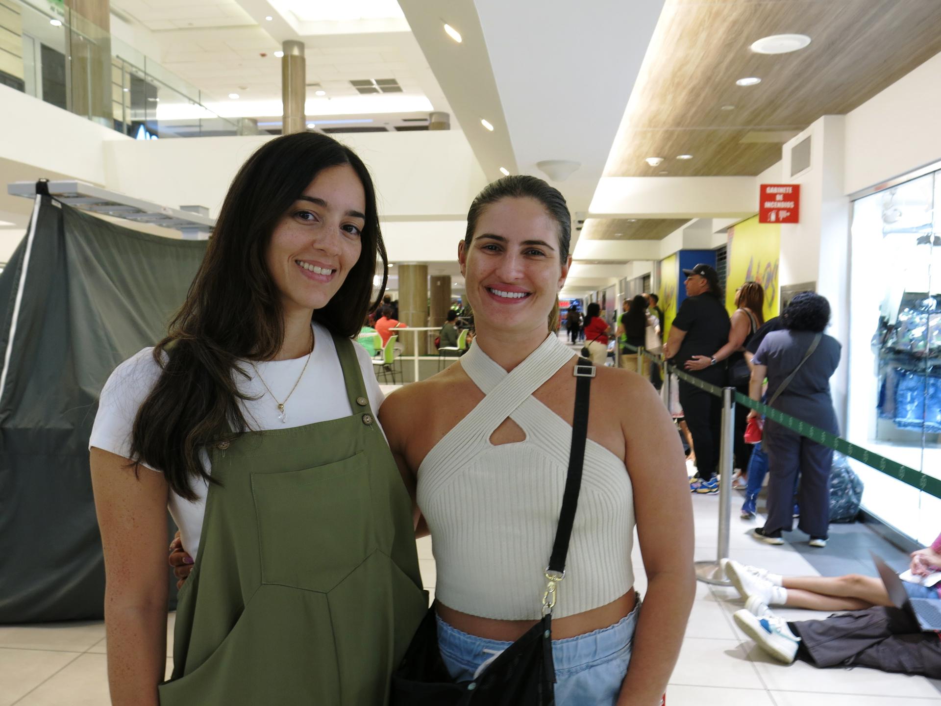 Beatriz Vélez (i) e Ingrid Dávila (d), de 31 y 32 años respectivamente, posan para EFE mientras esperan para inscribirse en el registro de votantes, en el centro de inscripción habilitado en por un día en el Centro Comercial de San Patricio en San Juan, Puerto Rico. EFE/Esther Alaejos
