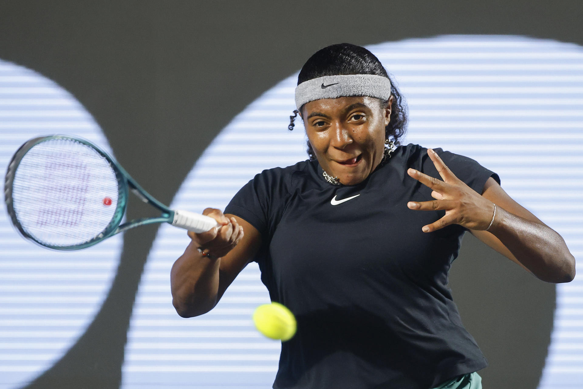 La tenista estadounidense Hailey Baptiste, devuelve una bola ante la colombiana Camila Osorio, durante un juego del torneo Guadalajara Open WTA 500 este lunes, en el Centro Panamericano de Tenis en Guadalajara, Jalisco (México). EFE/ Francisco Guasco
