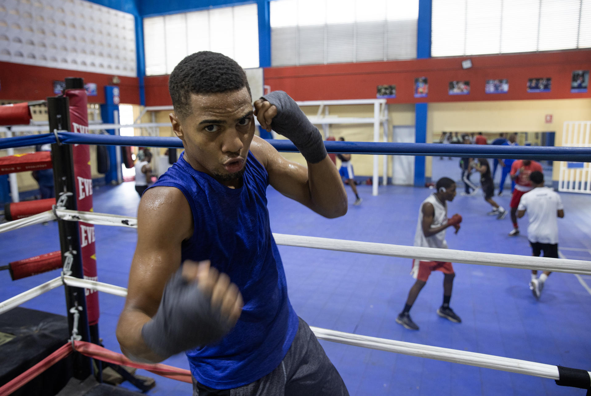 Yunior Alcántara participa en un entrenamiento en el pabellón de boxeo del Centro Olímpico en Santo Domingo (República Dominicana). EFE/ Orlando Barría
