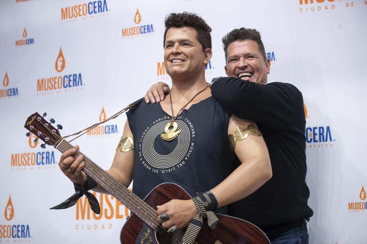 El cantautor colombiano Carlos Vives posa junto a su figura de cera este jueves, en el Museo de Cera de México (México). EFE/ Isaac Esquivel