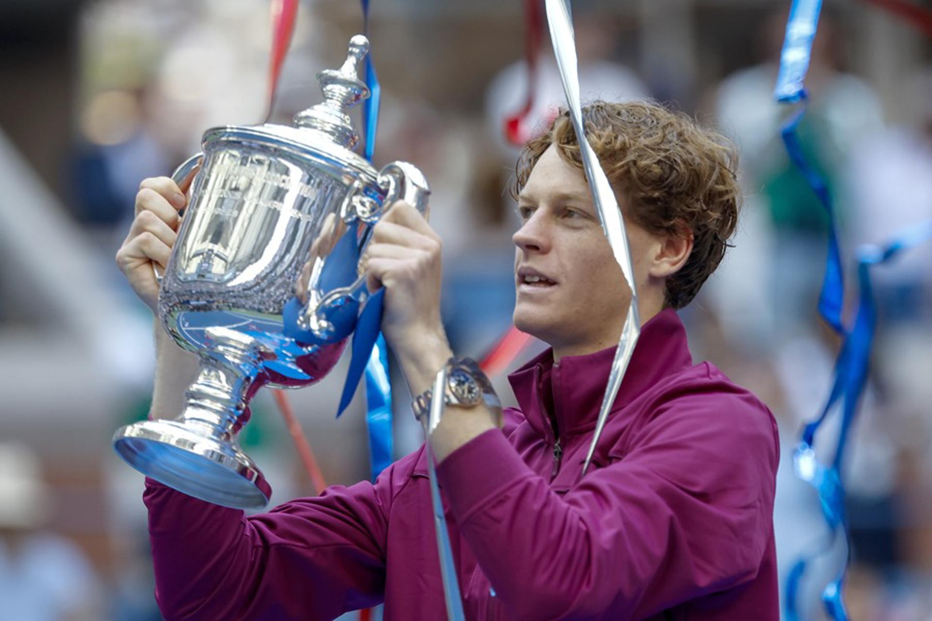 Jannik Sinner de Italia sostiene el Trofeo del Campeonato Abierto de Estados Unidos. EFE/EPA/JOHN G. MABANGLO
