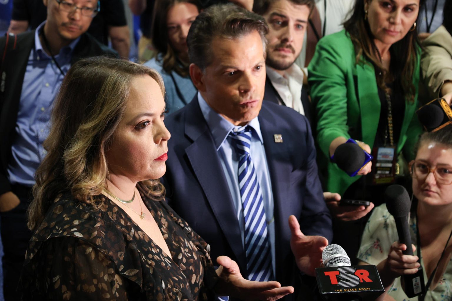 La exfuncionaria de Seguridad Nacional de la Casa Blanca de Trump, Olivia Troye, y el exdirector de Comunicaciones de la Casa Blanca de Trump, Anthony Scaramucci, hablan con medios de comunicación este martes, en Filadelfia (Estados Unidos). EFE/ Octavio Guzmán