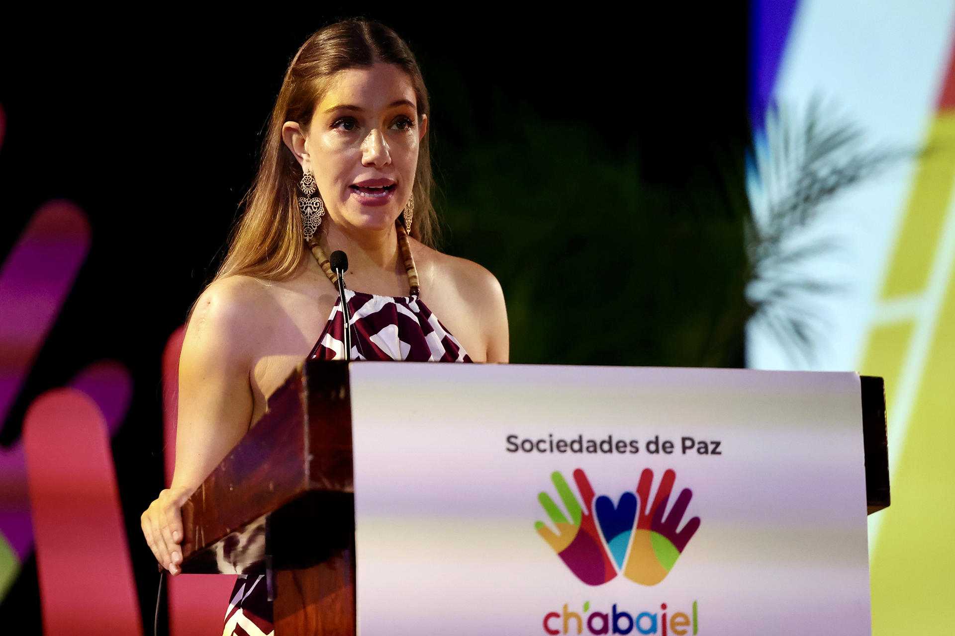 La directora de Eventos Pronus, Fabiola Vega, habla durante la inauguración de la segunda Cumbre por las Sociedades de Paz Ch’abajel en la ciudad de Mérida (México).  EFE/ Lorenzo Hernández
