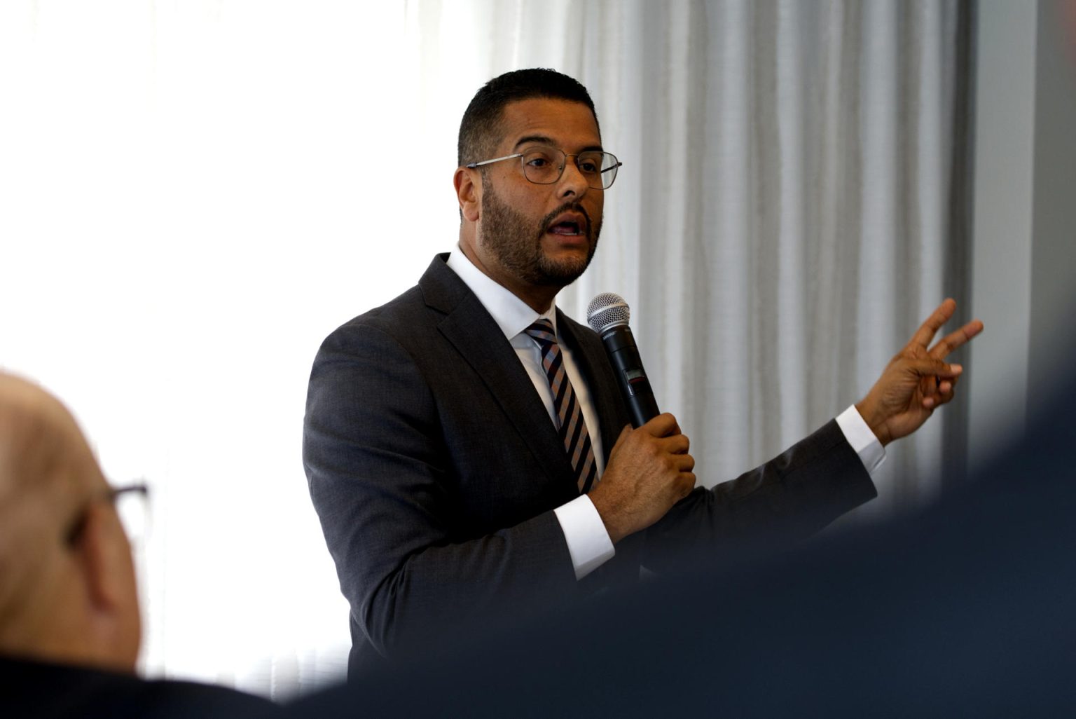 El candidato a la gobernación de Puerto Rico por el Partido Popular Democrático (PPD), Jesús Manuel Ortiz, habla durante un almuerzo empresarial organizado este, lunes por la Cámara de Comercio de España en Puerto Rico, en San Juan (Puerto Rico). EFE/ Thais Llorca