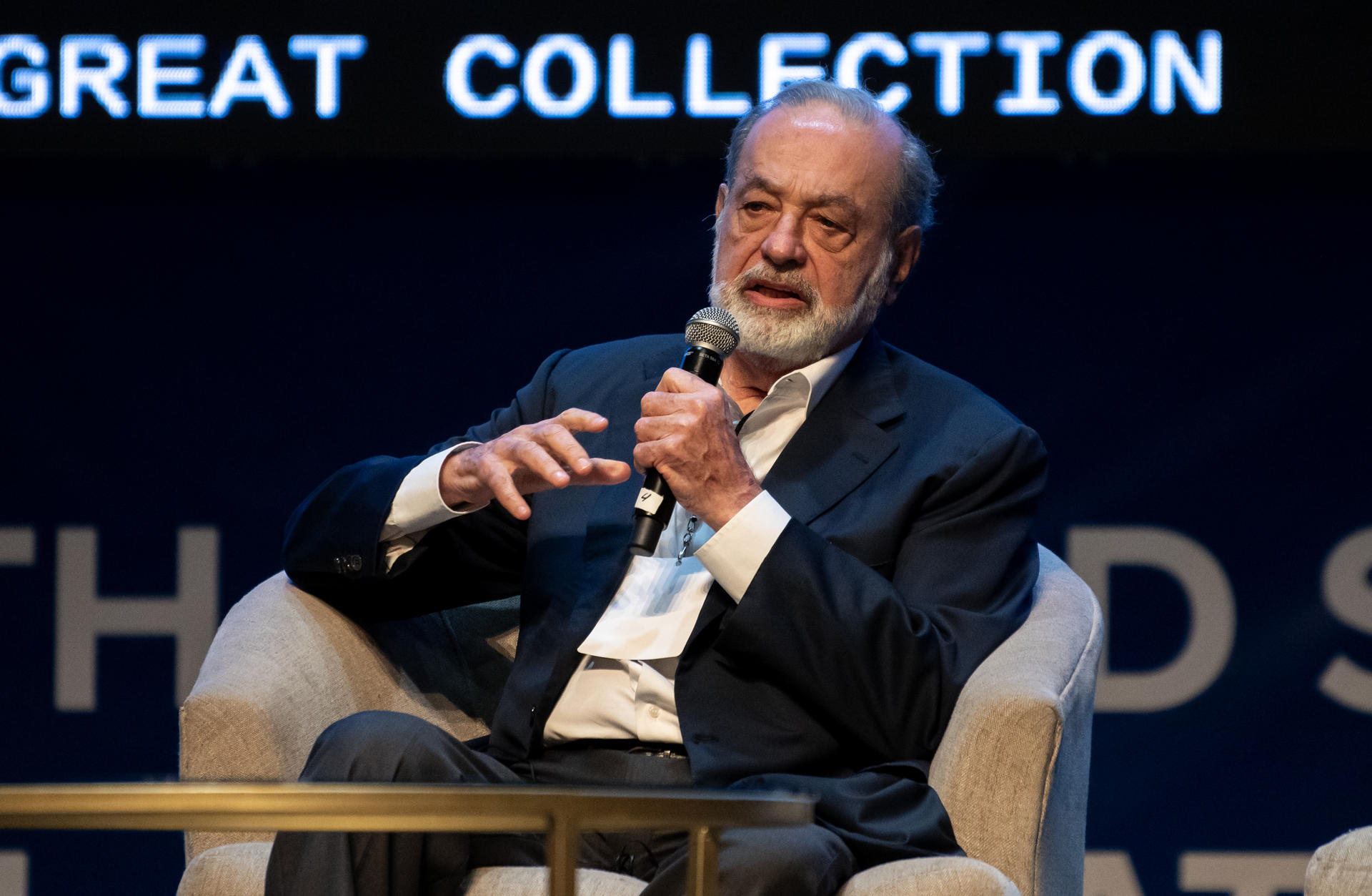 El empresario mexicano Carlos Slim habla este viernes en la XIX Cumbre Mundial de Premios Nobel por La Paz, en la ciudad de Monterrey (México). EFE/ Miguel Sierra
