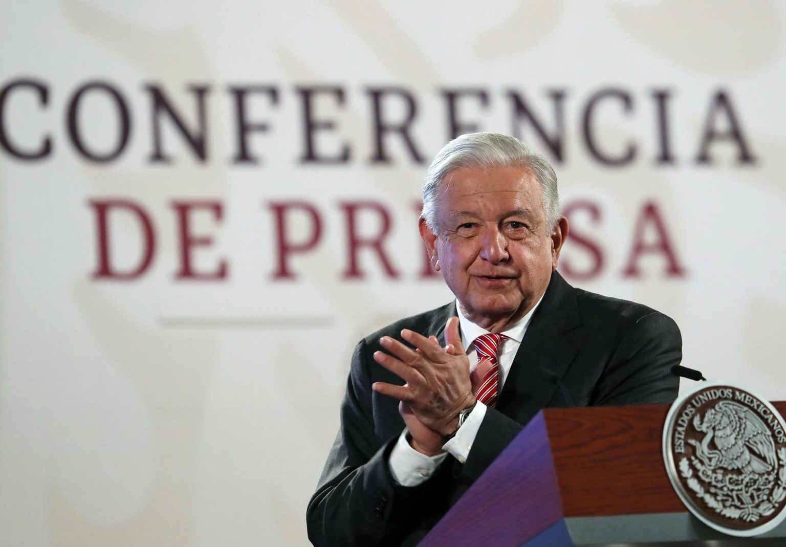 El presidente de México, Andrés Manuel López Obrador, habla durante su rueda de prensa matutina este lunes en Palacio Nacional de Ciudad de México (México). EFE/ Mario Guzmán