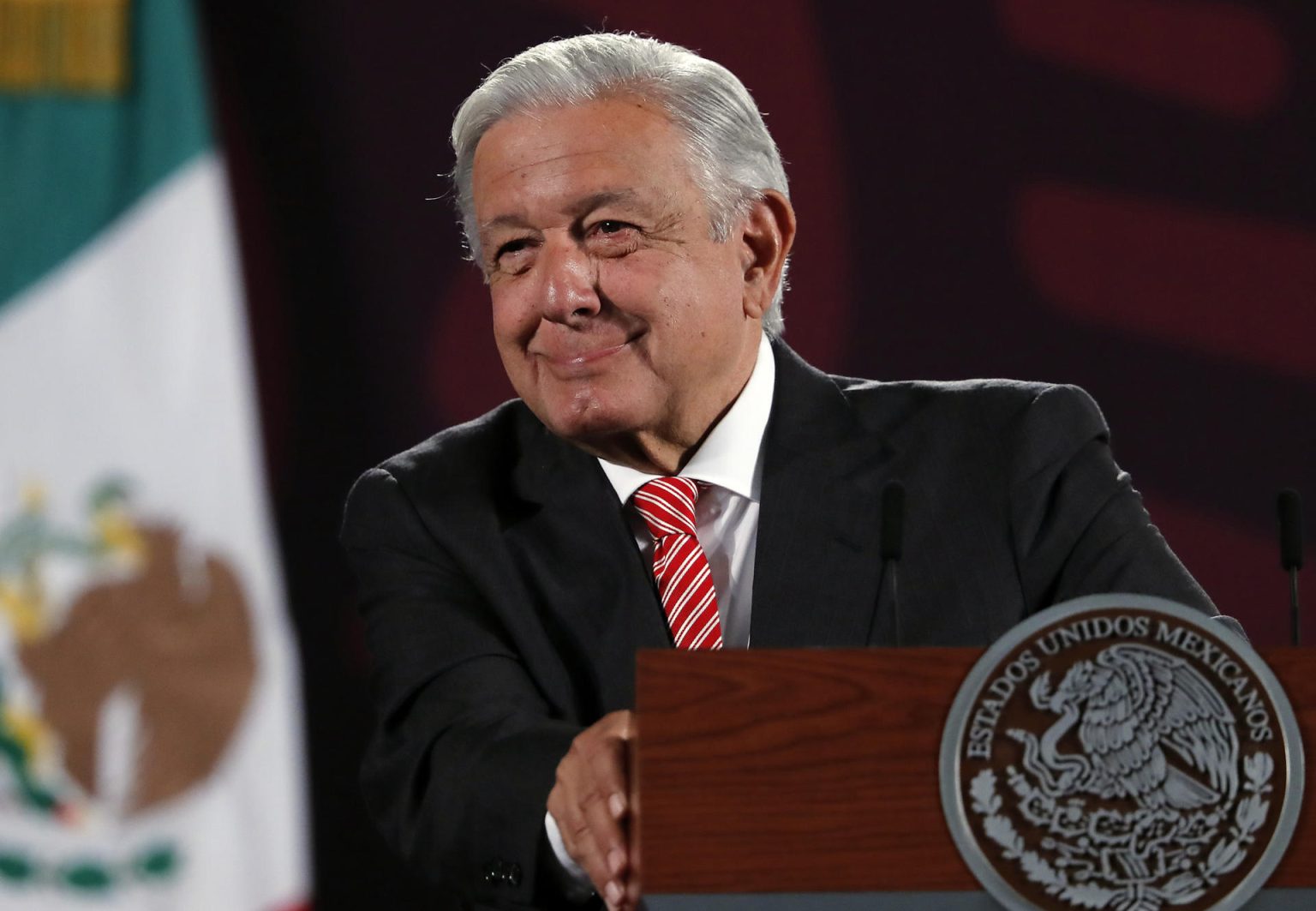 El presidente de México, Andrés Manuel López Obrador, habla durante su rueda de prensa matutina este lunes en Palacio Nacional de Ciudad de México (México). EFE/ Mario Guzmán