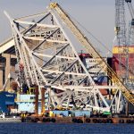 Fotografía de archivo del 5 de abril de 2024 del carguero Dali bajo los restos del puente Francis Scott Key, en Baltimore, Maryland (Estados Unidos).EFE/ Michael Reynolds