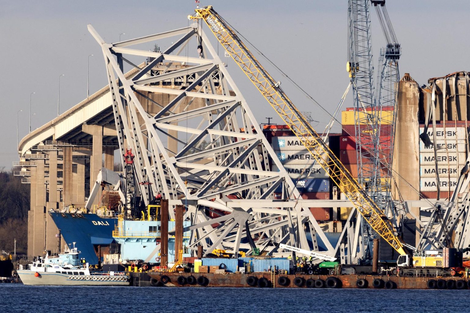 Fotografía de archivo del 5 de abril de 2024 del carguero Dali bajo los restos del puente Francis Scott Key, en Baltimore, Maryland (Estados Unidos).EFE/ Michael Reynolds