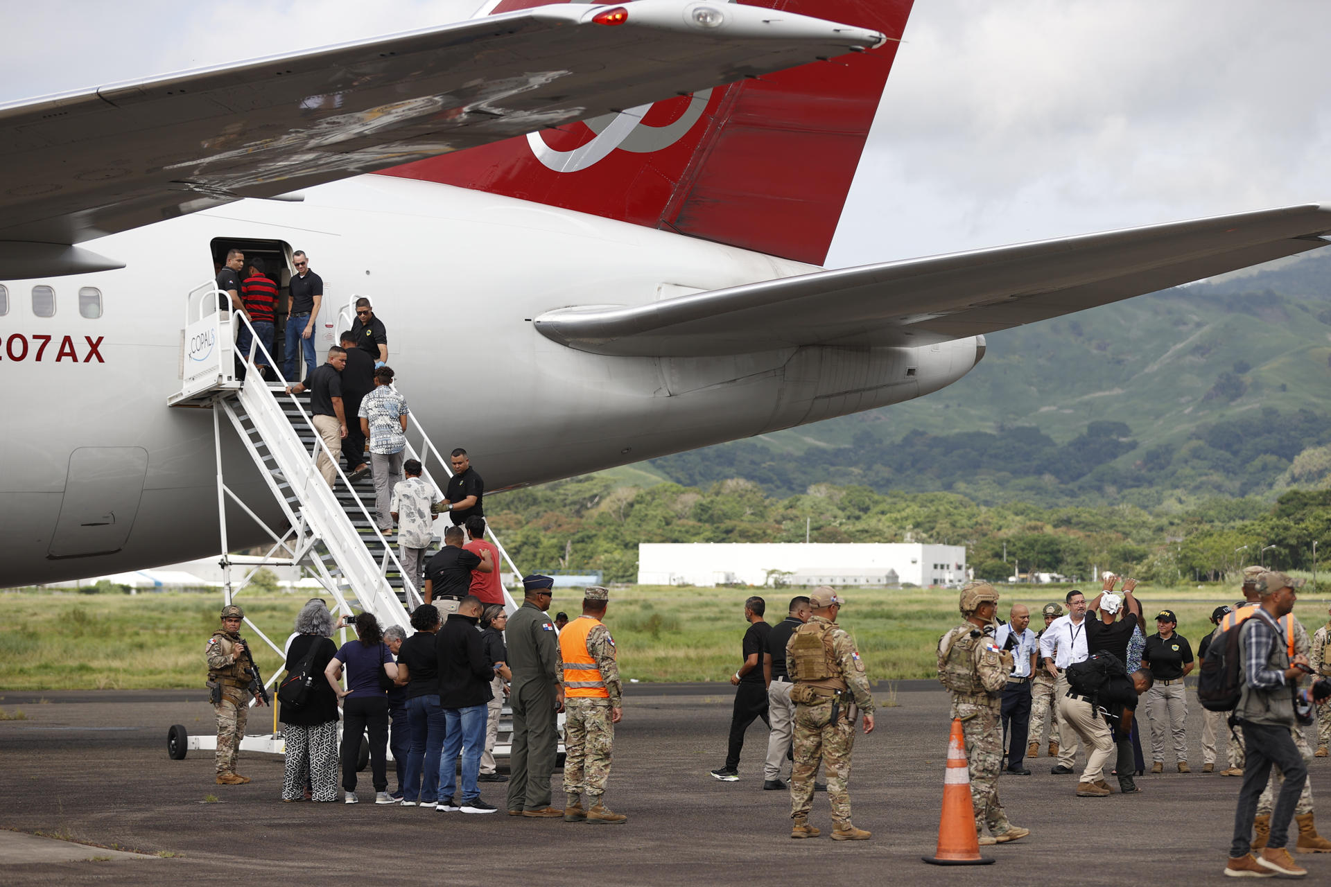 Ciudadanos indios suben a un avión para un vuelo parte de un plan de deportación de extranjeros ilegales este viernes, en la Base Aérea del SENAN Teniente Octavio Rodríguez Garrido, ubicada en Howard a unos 13 km de Ciudad de Panamá (Panamá). EFE/ Bienvenido Velasco
