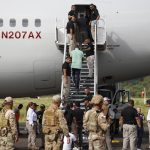 Ciudadanos indios suben a un avión durante la salida de un vuelo parte de un plan de deportación de extranjeros ilegales este viernes, en la Base Aérea del Senan Teniente Octavio Rodríguez Garrido, ubicada en Howard a unos 13 km de Ciudad de Panamá (Panamá). EFE/ Bienvenido Velasco