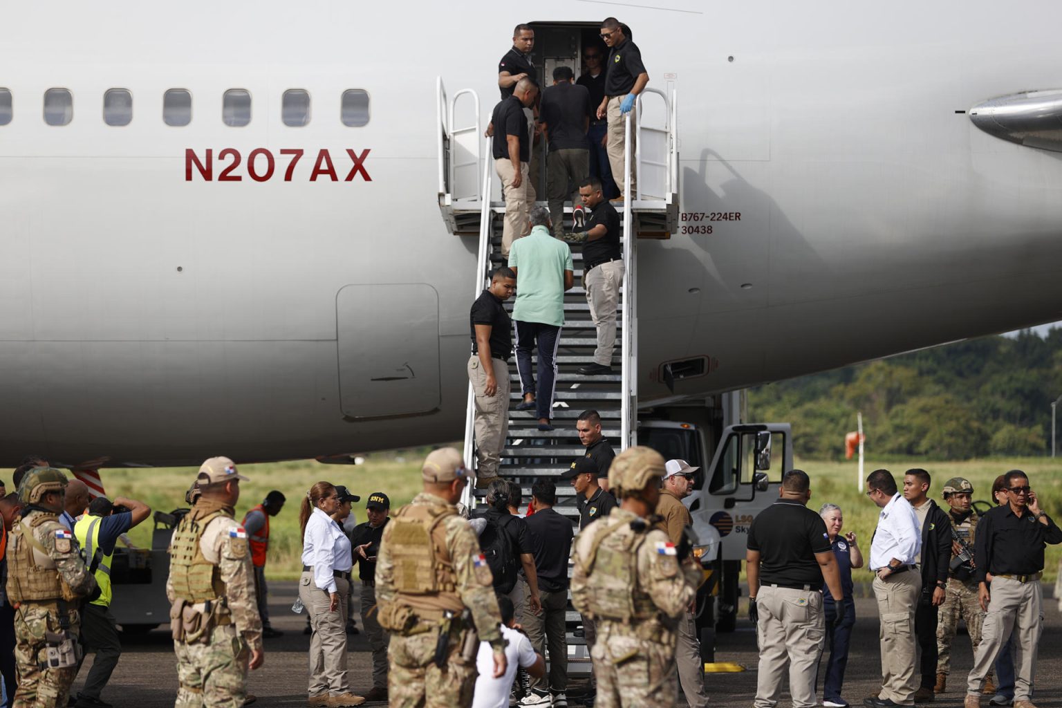 Ciudadanos indios suben a un avión durante la salida de un vuelo parte de un plan de deportación de extranjeros ilegales este viernes, en la Base Aérea del Senan Teniente Octavio Rodríguez Garrido, ubicada en Howard a unos 13 km de Ciudad de Panamá (Panamá). EFE/ Bienvenido Velasco