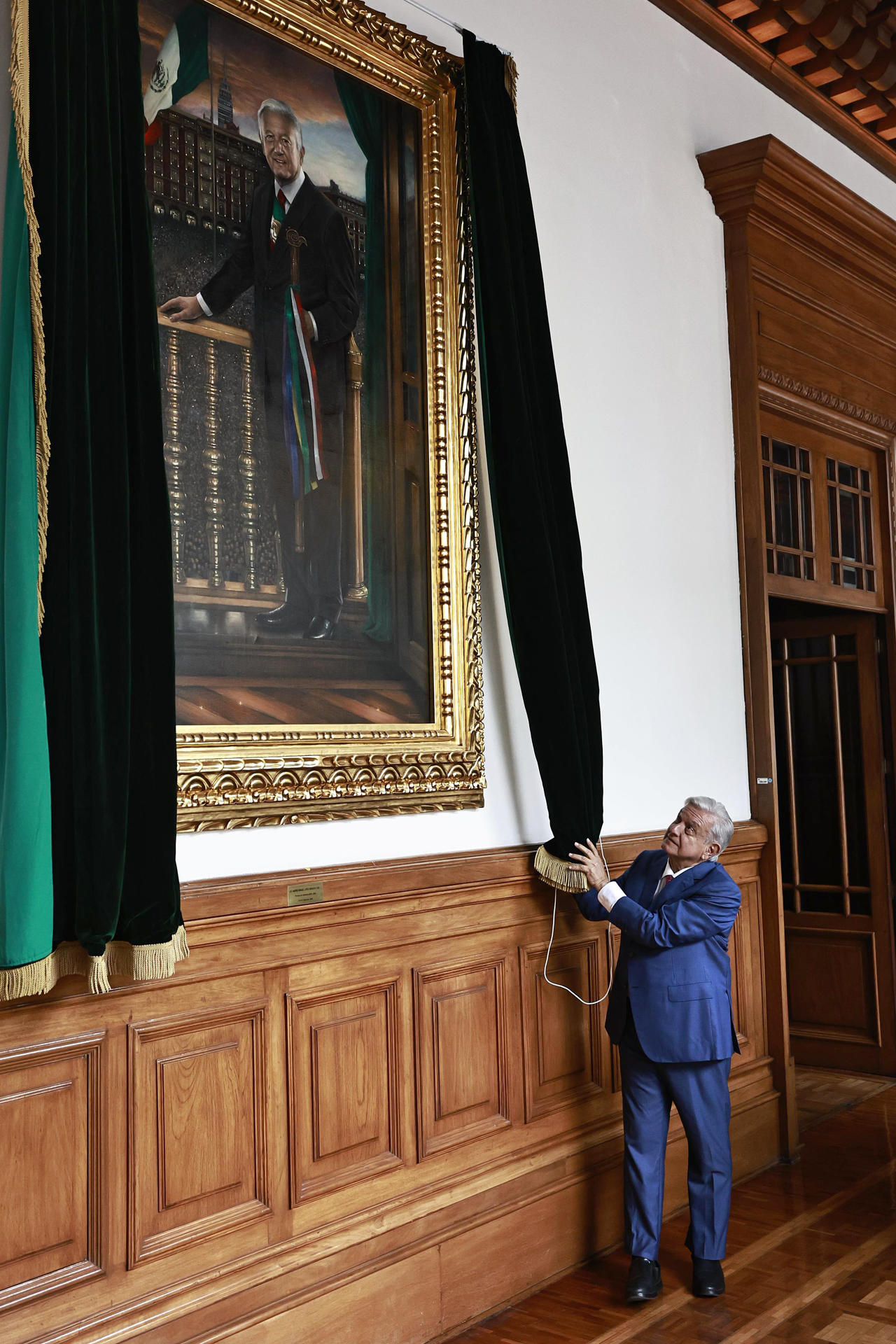 El presidente de México, Andrés Manuel López Obrador, devela su retrato en el Palacio Nacional este lunes, en Ciudad de México (México). EFE/ Sáshenka Gutiérrez
