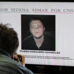 Un fotógrafo toma imágenes a una pantalla con el rostro de Rubén Oseguera González, alias el Menchito durante rueda de prensa en Ciudad de México (México). Imagen de archivo. EFE/Alex Cruz