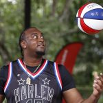 El jugador del icónico equipo de baloncesto los Trotamundos de Harlem Joey 'Hot Rod' De La Rosa, participa durante un juego de exhibición contra el equipo de Olimpiadas Especiales de Panamá, este lunes en ciudad de Panamá. EFE/Bienvenido Velasco