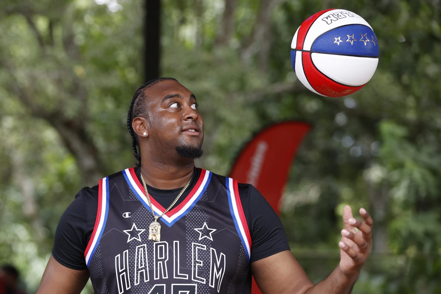 El jugador del icónico equipo de baloncesto los Trotamundos de Harlem Joey 'Hot Rod' De La Rosa, participa durante un juego de exhibición contra el equipo de Olimpiadas Especiales de Panamá, este lunes en ciudad de Panamá. EFE/Bienvenido Velasco