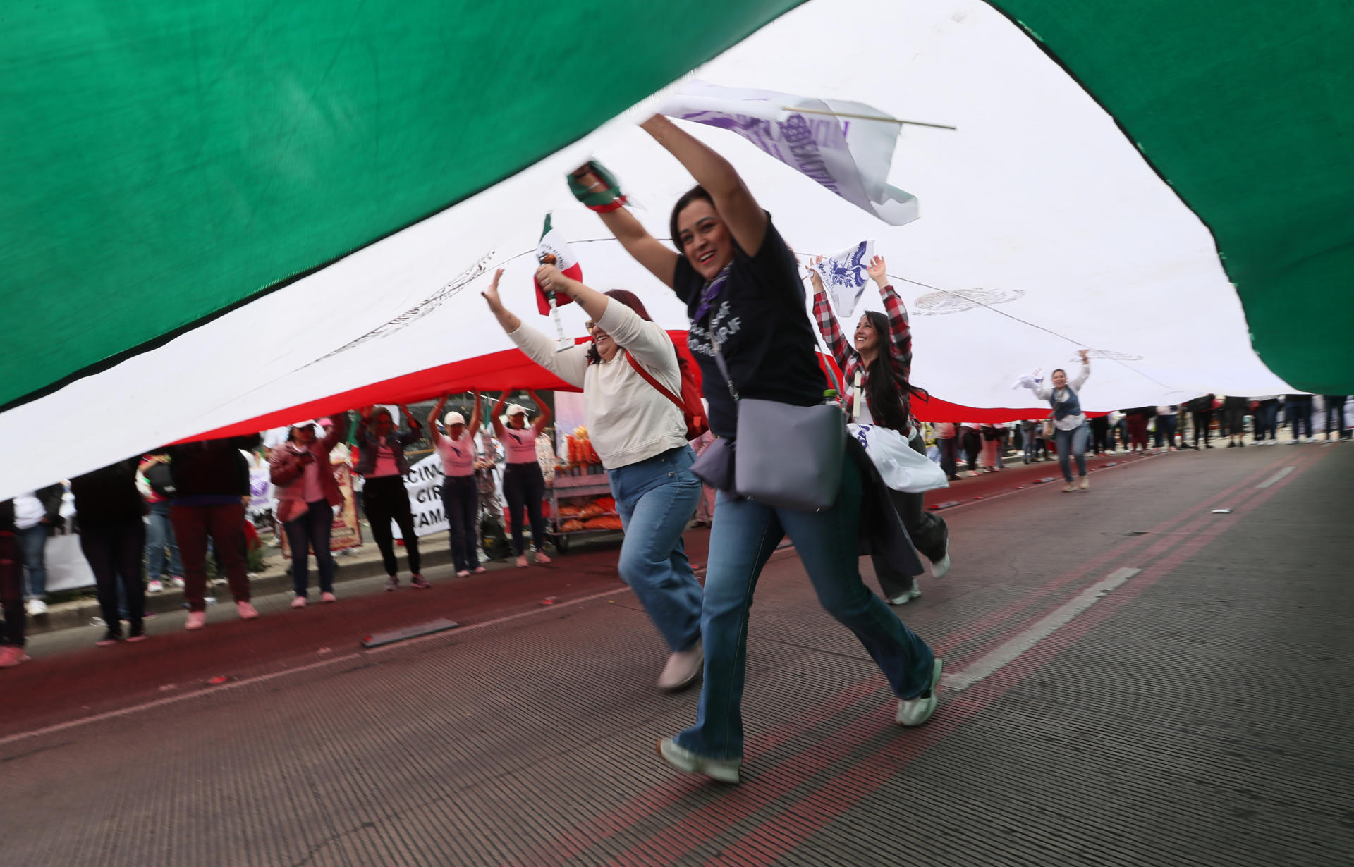 Trabajadores del poder judicial protestan este domingo al exterior de la Cámara de Senadores en la Ciudad de México (México). EFE/ Mario Guzmán
