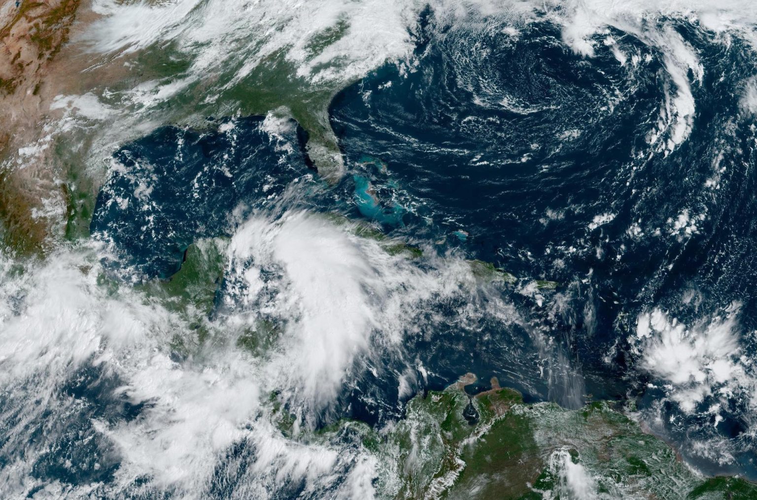 Fotografía satelital cedida por la Oficina Nacional de Administración Oceánica y Atmosférica (NOAA) a través del Centro Nacional de Huracanes (NHC) estadounidense donde se muestra la localización de la tormenta tropical Helene en el Atlántico. EFE/NOAA-NHC /SOLO USO EDITORIAL /NO VENTAS /SOLO DISPONIBLE PARA ILUSTRAR LA NOTICIA QUE ACOMPAÑA /CRÉDITO OBLIGATORIO