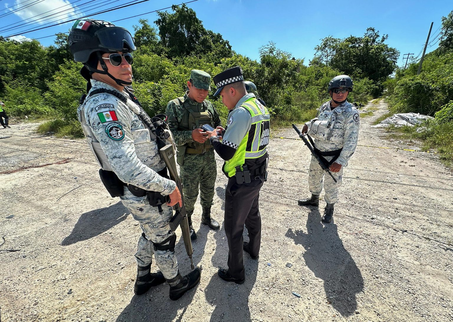 Fotografía de archivo donde aparecen varios integrantes de la Guardia Nacional (GN) y del ejército mexicano. EFE/ Alonso Cupul