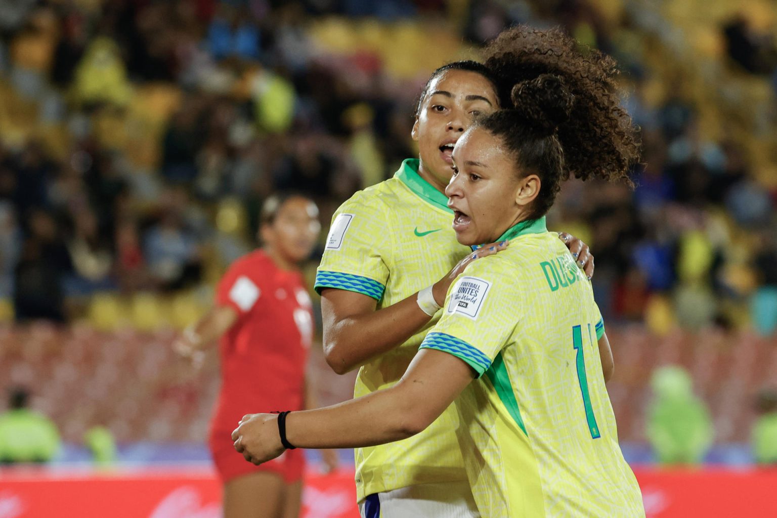 Amanda Allen (i) y Dudinha de Brasil celebran un gol en un partido del grupo B de la Copa Mundial Femenina sub-20. EFE/ Mauricio Dueñas Castañeda