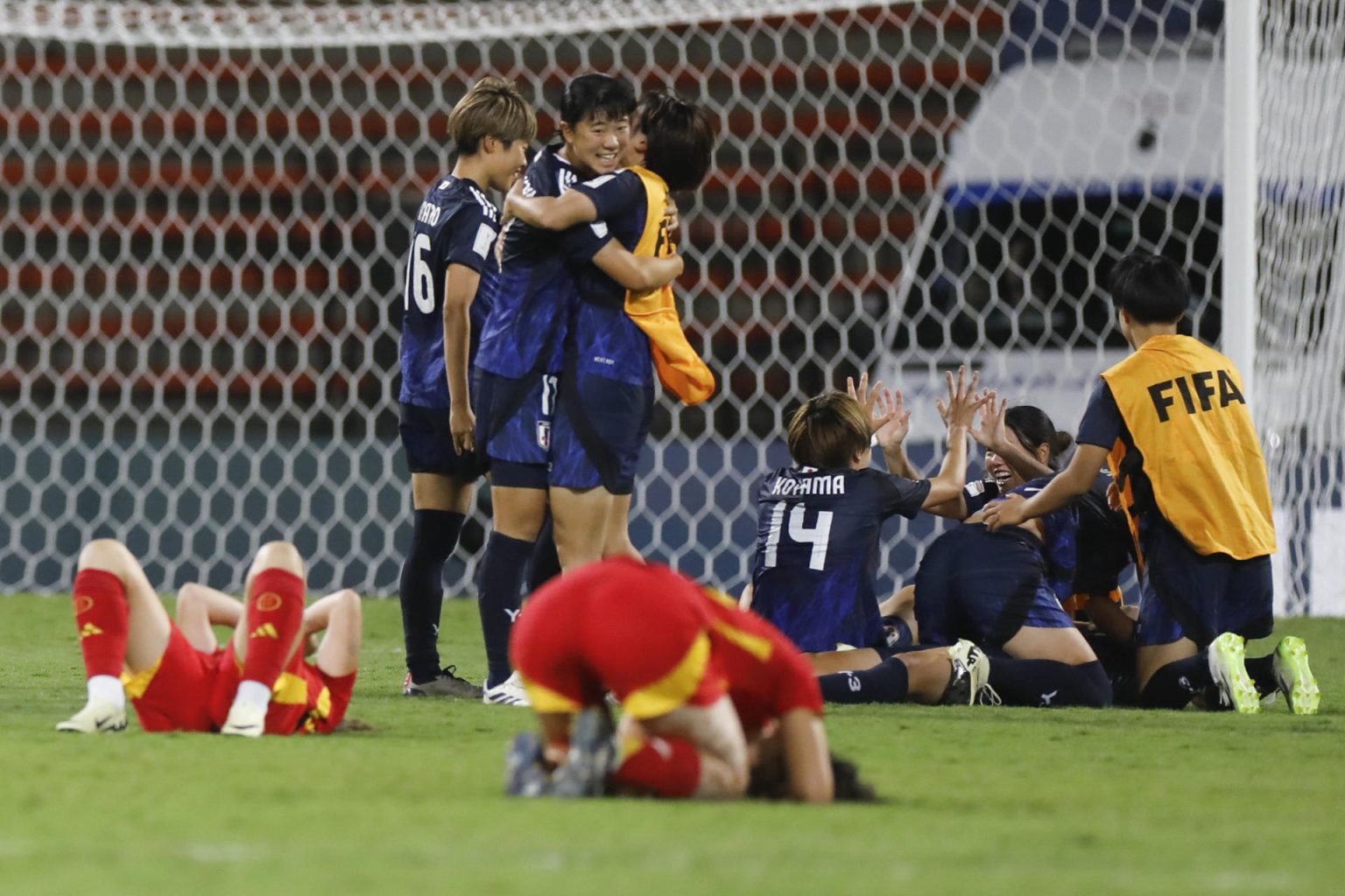 La decepción de las jugadoras españolas contrasta con la alegría de las japonesas que ganaron por 1-0 el partido de cuartos de final del Mundial Femenino sub-20. EFE/ Luis Eduardo Noriega Arboleda