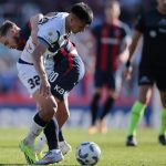 El español Iker Muniain (i) debutó este sábado con San Lorenzo, pero no pudo evitar la derrota del club argentino e su estadio, el Pedro Bidegaín en Buenos Aires. EFE/ STR