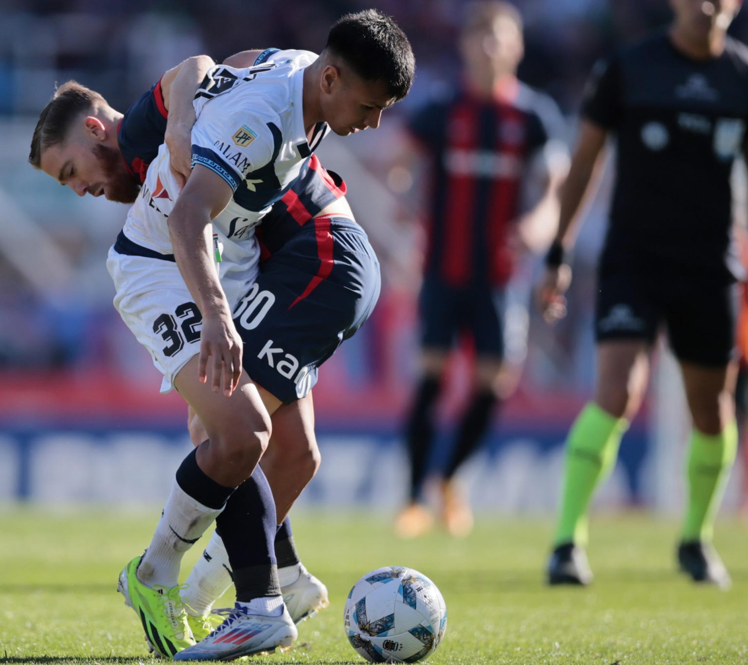 El español Iker Muniain (i) debutó este sábado con San Lorenzo, pero no pudo evitar la derrota del club argentino e su estadio, el Pedro Bidegaín en Buenos Aires. EFE/ STR